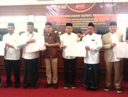 H. Muharram Idris dan Drs. H. Syukri A Jalil Bacalon Bupati dan Wakil Bupati Aceh Besar Tanda-tangani Pernyataan Bersedia Menjalankan Butir-Butir MoU Helsinki dan UUPA