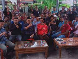Seratusan Warga Seulimum Menyambangi Kediaman Syech Muharram.