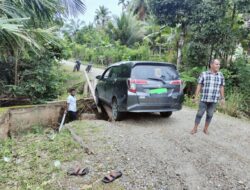 Mobil Terperosok Lubang Abutmen Jembatan Rusak Akibat  Banjir Tiga Tahun Lalu