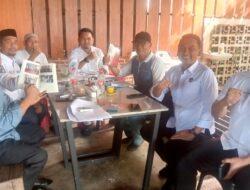 Ferdian Chandra Penulis Buku “Kampung Bebas Narkoba” Menyerahkan Karyanya Kepada Wakil Bupati Aceh Besar Terpilih.