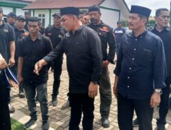 Pasangan Bupati Aceh Besar Terpilih H. Syech Muharram dan Drs H. Syukri A. Jalil Ziarah dan Di Peusijuk di Makam Syiah Kuala.