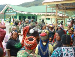 Satgas Pamtas Yonif 112/DJ bantu Polri untuk cegah bentrok antar pendukung Paslon di Puncak Jaya.