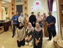 Hj. Rita Mayasari Berkunjung Ke Showroom dan Pengrajin Dekranasda Aceh Besar.
