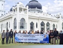 Sambut Ramadhan Bakti sosial Barisan H.Nazaruddi(Dek Gam) Gotong-Royong Bersihkan Masjid