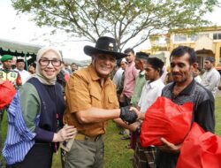 Pangdam IM dan Ketua Persit KCK Daerah IM Bagi sembako kepada masyarakat kurang mampu