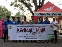 Polres Aceh Besar Bersama Mahasiswa ISBI Aceh Bagikan Takjil Ramadhan Kepada Pengguna Jalan