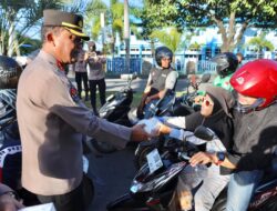 Pengguna Jalan Sambut Positif Pembagian Takjil Oleh Bidhumas Polda Aceh