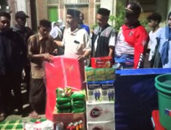 Wakil Bupati Aceh Besar Drs. Syukri A. Jalil :Menyerahkan Bantuan Masa Panik Kepada Korban Kebakaran Di Lamceu Kuta Baroe.