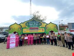 Kapolres Aceh Besar Bersama Ketua Bhayangkari Kunjungi Pos Pam Dan Pos Yan Ops Ketupat Seulawah 2025 Serta Berikan Bingkisan