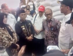 Bupati Aceh Besar H. Muharram Idris Bersama Anggota DPR-RI Komisi IV Kunjungi Gudang Perum Bulog Siron Aceh Besar.
