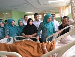 Ketua PKK Aceh Sambangi RSUDZA, Jenguk Pasien dan Tinjau Layanan Publik