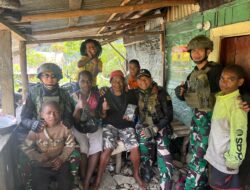 SATGAS YONIF 112/DJ BERBAGI KEBAHAGIAAN DAN PENGOBATAN GRATIS DOOR TO DOOR DI PUNCAK JAYA.
