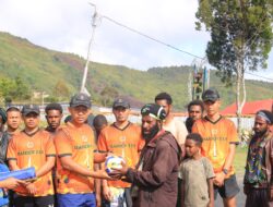 ‎Gelar Olahraga Bersama Masyarakat, Satgas Yonif 112/DJ Bagikan Sarana Olahraga di Puncak Jaya