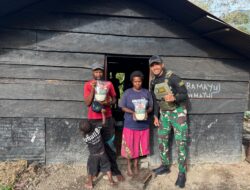 WUJUDKAN EMPATI RAKYAT, SATGAS YONIF 112/DJ BAGIKAN SEMBAKO DI PUNCAK JAYA