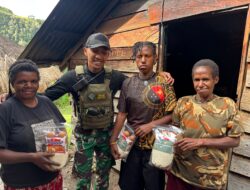 WUJUDKAN EMPATI RAKYAT, SATGAS YONIF 112/DJ BAGIKAN SEMBAKO DI PUNCAK JAYA