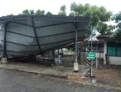 Garasi Ambulan Puskesmas Lhoong Roboh Diterpa Angin Kencang.