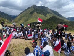 Merah Putih Berkibar Di Bukit Natal, Warga Distrik Ilu dan Satgas Yonif 112/DJ Rayakan HUT Ke-80 RI di Puncak Jaya