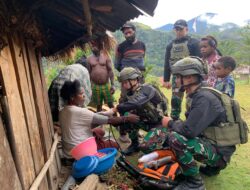 Menggapai Kebahagiaan Melalui Kebaikan, Satgas Yonif 112/DJ Bagikan Sembako dan Pengobatan Gratis dari Honai ke Honai