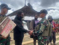 Tebar Senyum Kebaikan Untuk Sesama, Satgas Yonif 112/DJ Berbagi Kasih di Puncak Jaya