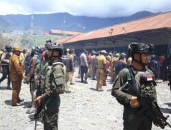 Dansatgas Yonif 112/DJ Turut Serta dalam Operasi Pasar, Jamin Ketersediaan Bahan Pokok di Puncak Jaya