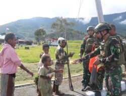 Gelar Jum’at Berkah, Satgas Yonif 112/DJ Bagikan Makanan Bergizi Gratis Untuk Warga Papua