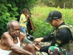 Satgas Yonif 112/DJ berikan layanan kesehatan kepada masyarakat hingga ke dalam honai