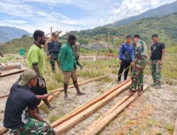 Satgas Yonif 112/DJ Bersama Masyarakat Kampung Kalome Bangun Aula Secara Swadaya
