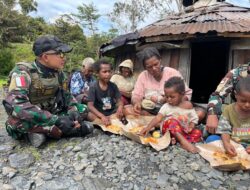 Satgas Yonif 112/DJ Layani Kesehatan Gratis Bagikan Makanan Dan Pakaian Layak Pakai Di Papua