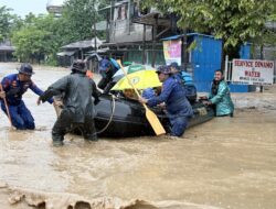 Personil Polres Pidie Bantu Evakuasi Warga Korban Banjir