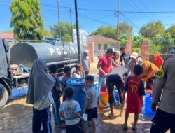 ‎Polres Pidie Salurkan Air Bersih untuk Warga Terdampak Banjir