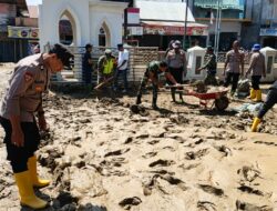 Polres Pidie dan Warga Bersama-sama Bersihkan Lumpur di Masjid Nurul Mukmin Kembang Tanjung