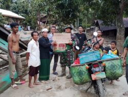 Banjir surut, Babinsa bantu distribusi bantuan logistik ke daerah terisolir.