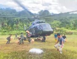 PERSONEL YONIF TP 854 DISTRIBUSI BANTUAN KASAD DI DAERAH TERISOLIR PAMEU , ACEH TENGAH