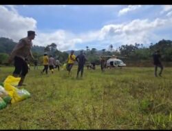 Helikopter Polri Daratkan Bantuan Sembako untuk Pengungsi di Blang Pandak, Tangse