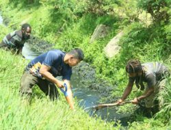 Wujudkan Lingkungan Bersih dan Rapi, Satgas Yonif 112/DJ Gotong Royong Bersama Warga