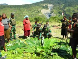 Acara Bakar Batu Dalam Rangka Peresmian Aula Merah Putih, ‎Satgas Yonif 112/DJ Bagikan Sembako, Alkitab dan Alat Tulis di Papua ‎