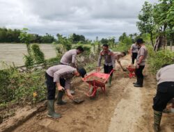 Personel Polres Pidie Bersihkan Akses Jalan Gampong Puuk–Gampong Tanjung