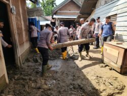 Polres Pidie Bersihkan Rumah Warga Terdampak Banjir di Gampong Blang Beureueh