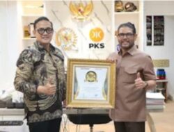 Anggota Komisi III DPR RI, Nasir Djamil menerima TOP Legislator Award 2025 For Personal Branding