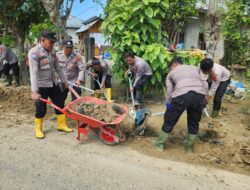 Polres Pidie Gelar Pembersihan Jalan di Gampong Beureueh II Pasca Banjir
