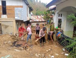 Personel Polres Aceh Tengah dan BKO Brimob Gotong Royong Bersihkan Fasilitas Umum di Dua Kecamatan