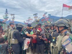 Danrem 173/PVB Bersama Dansatgas Yonif 112/DJ Tebar Kepedulian dan Berbagi Kasih di Pedalaman Papua