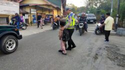Pelayanan Pagi untuk Masyarakat, Polres Aceh Tengah Bantu Seberangkan Warga dan Anak Sekolah di Titik Padat Aktivitas