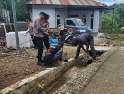 Polsek Celala Gotong Royong Meunasah dan Pembuatan Sumur Bor Bantuan Kapolres Aceh Tengah di Kuyun Uken