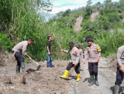 Polsek Kute Panang Gotong Royong Pulihkan Jalur Penghubung Kabupaten Pascabencana