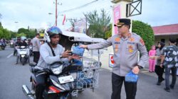 Kapolres Pidie Bersama Ketua Bhayangkari dan Mahasiswa STIK Bagikan Takjil di Depan Mako Polres