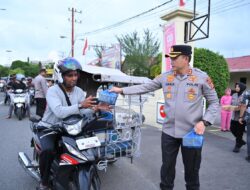 Kapolres Pidie Bersama Ketua Bhayangkari dan Mahasiswa STIK Bagikan Takjil di Depan Mako Polres
