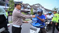 Satlantas Polres Pidie dan Bhayangkari Berbagi Takjil, Wujud Kepedulian di Bulan Ramadhan 1447 H