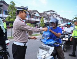 Satlantas Polres Pidie dan Bhayangkari Berbagi Takjil, Wujud Kepedulian di Bulan Ramadhan 1447 H