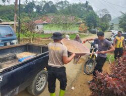 Polsek Celala Gotong Royong Bantu Warga Terdampak Banjir Bandang dan Longsor di Kuyun Lah
